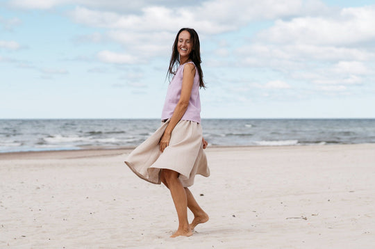 Women dancing on the sands with linen clothes