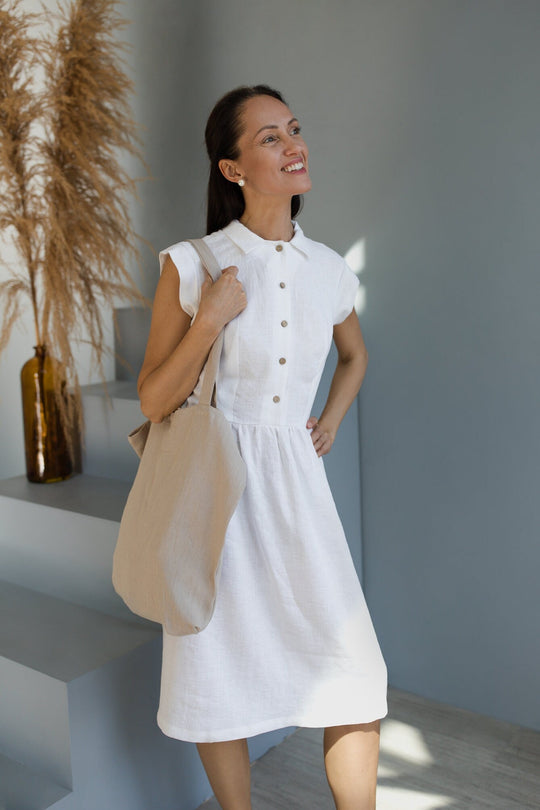 Model Demonstrates Daily Linen Tote Bag In Natural Color 1