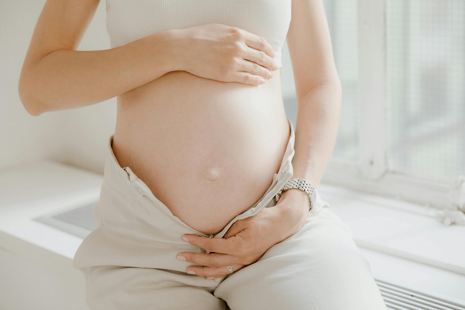 Pregnant women wears linen maternity pants