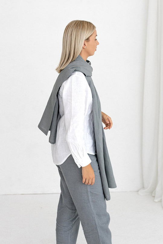 Model Demonstrates Linen Scarf In Grey Color Made By Daily Linen 1