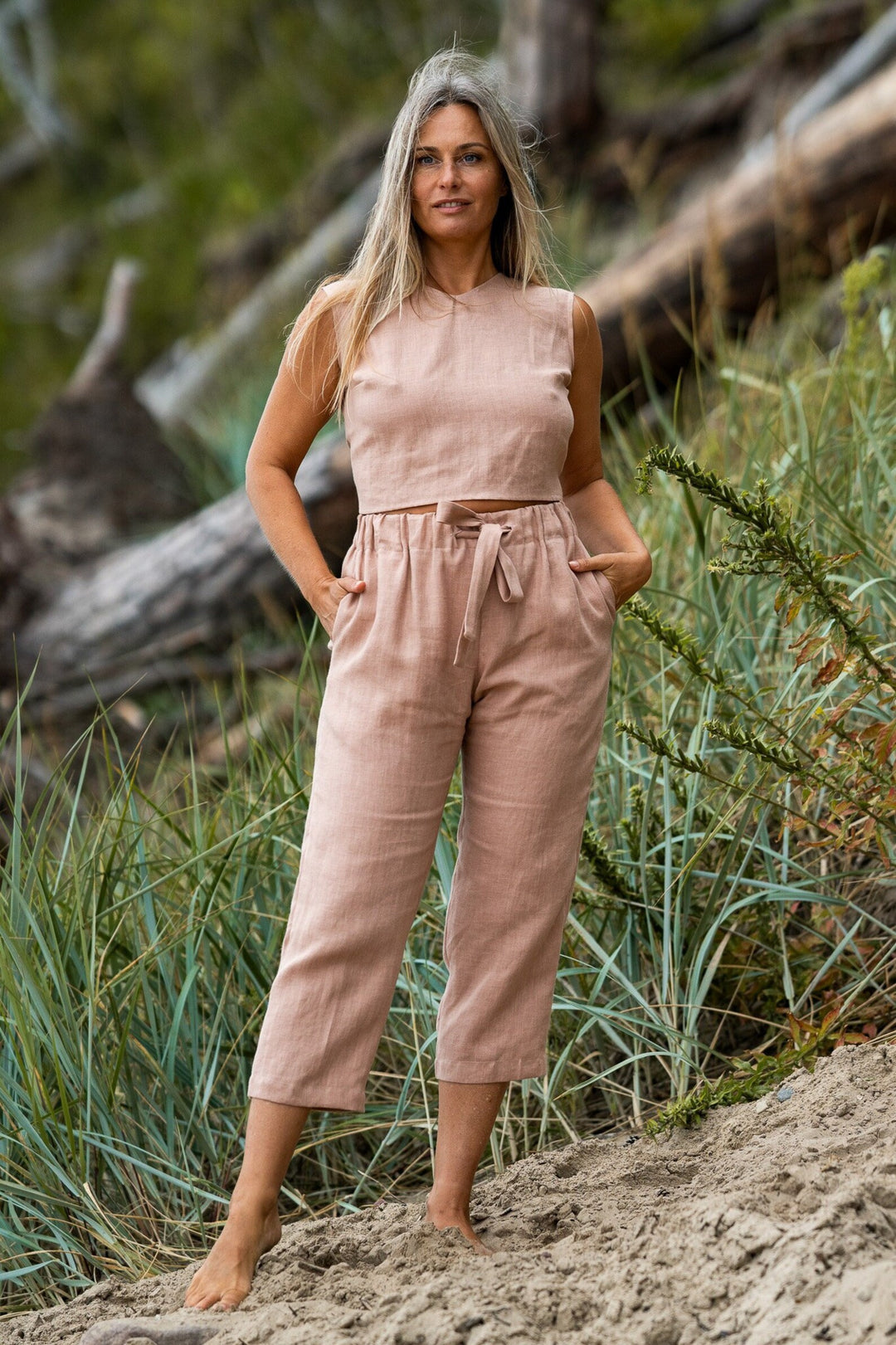 Model Wears Linen Pants Ieva In Powder Color - Daily Linen