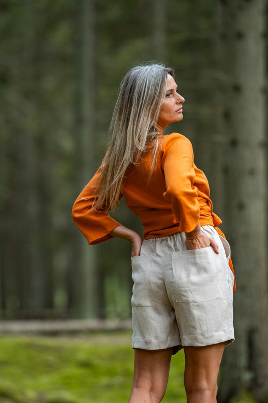 Model Wears Linen Pleated Shorts Bergen In Natural Color 4 - Daily Linen