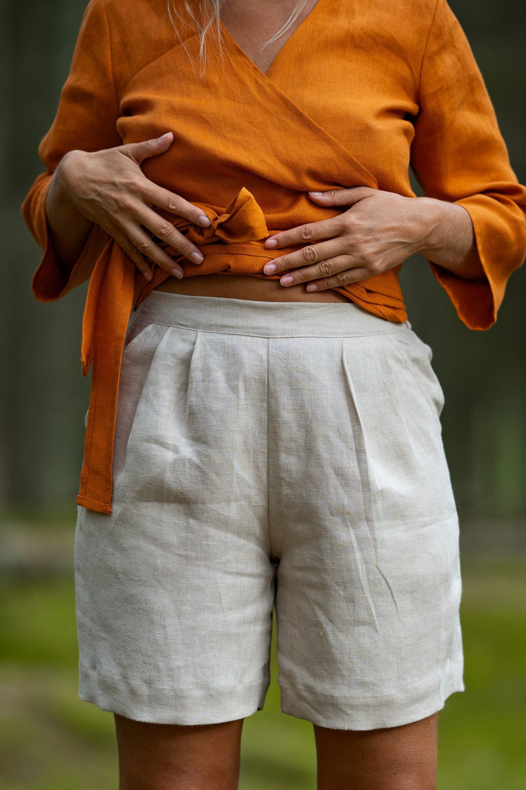 Model Wears Linen Pleated Shorts Bergen In Natural Color - Daily Linen