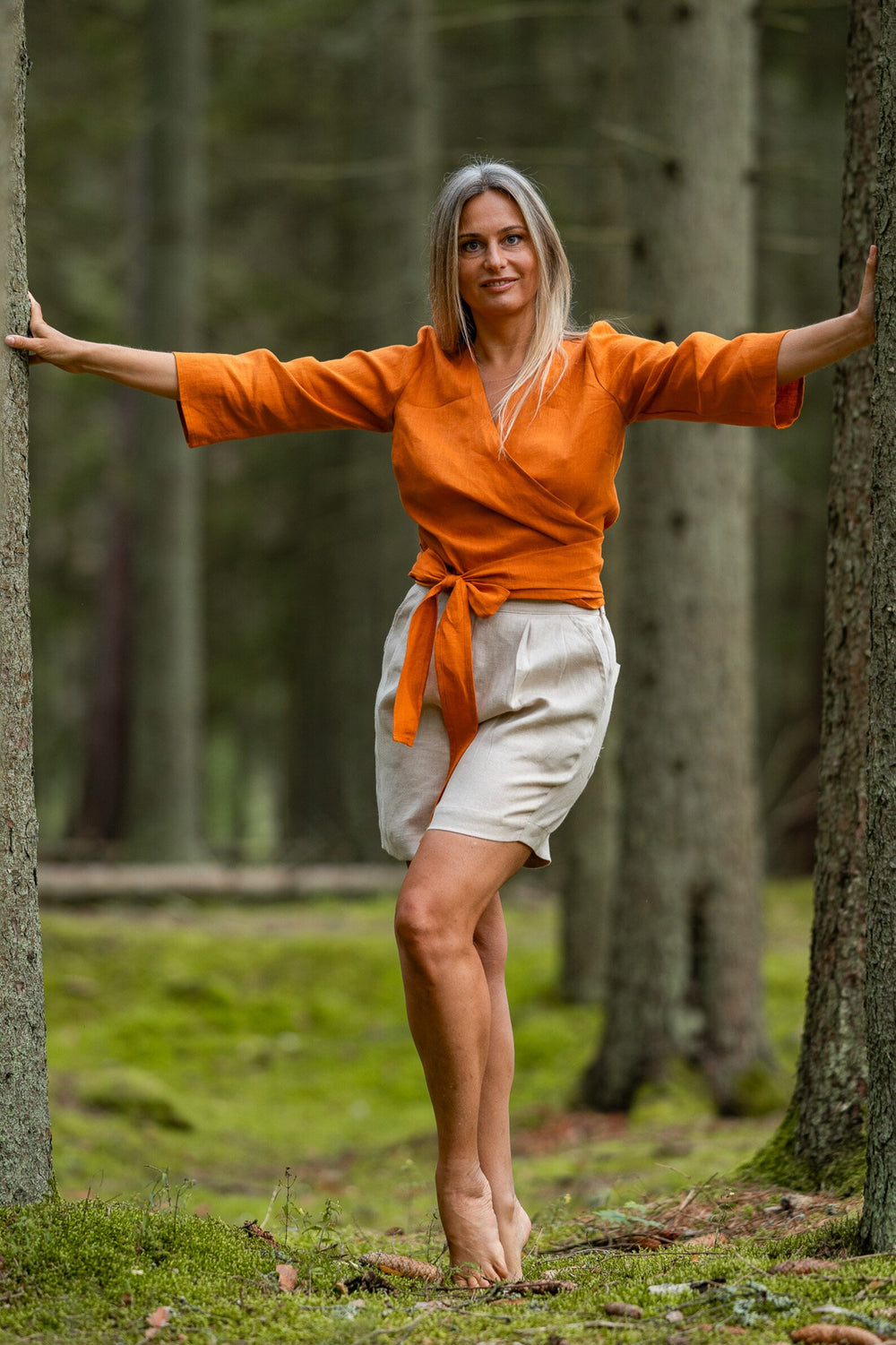 Model Wears Linen Pleated Shorts Bergen In Natural Color 1 - Daily Linen