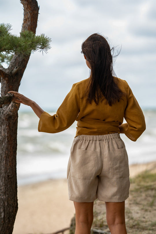 Model Wears Linen Pleated Shorts Bergen In Natural Color 3 - Daily Linen