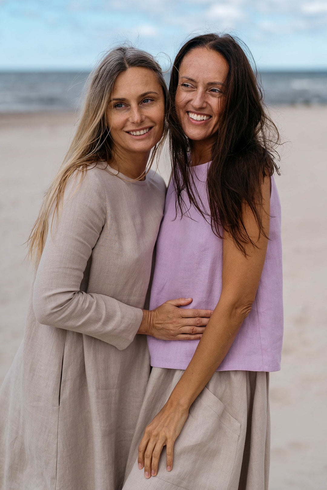 Models Demonstrates Linen Tank Top Teide In Lavender Color - Daily Linen