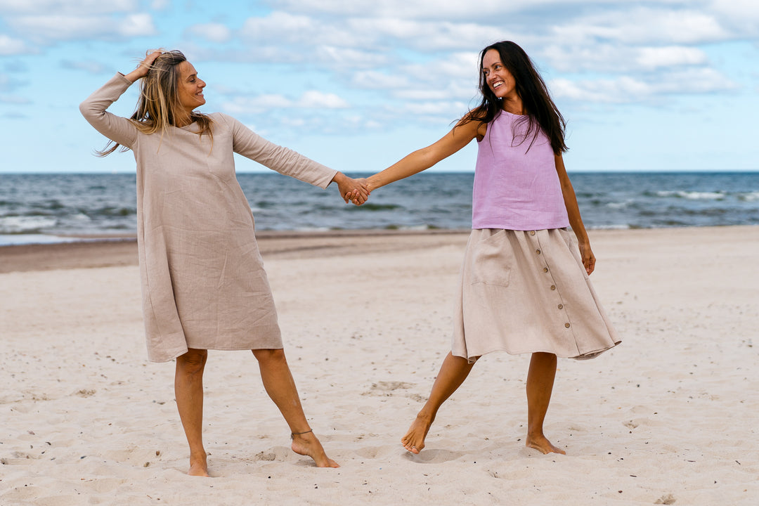 2 Models Demonstrates Linen Tank Top Teide In Lavender Color - Daily Linen