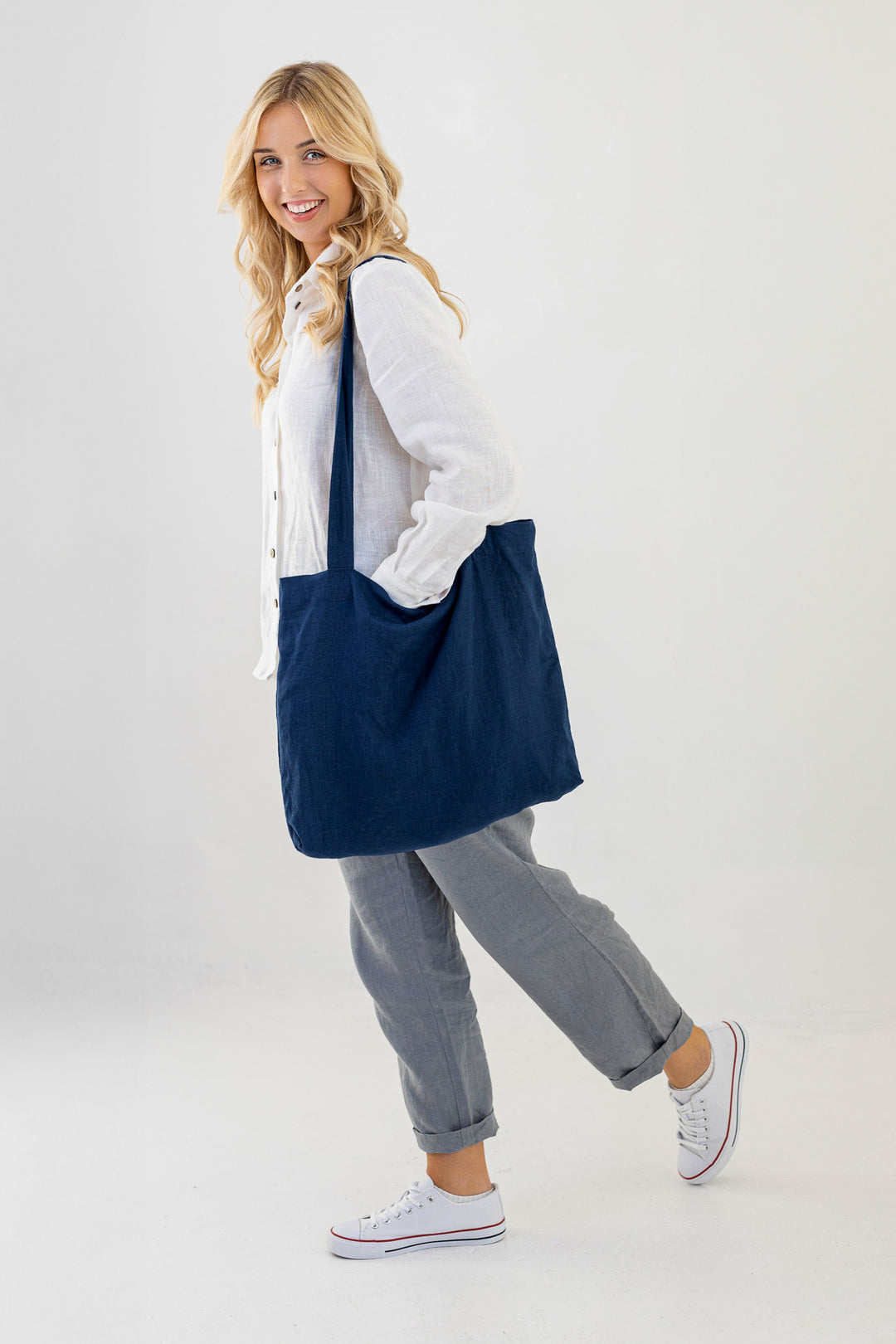 Model Demonstrates Daily Linen Tote Bag In Midnight Blue Color