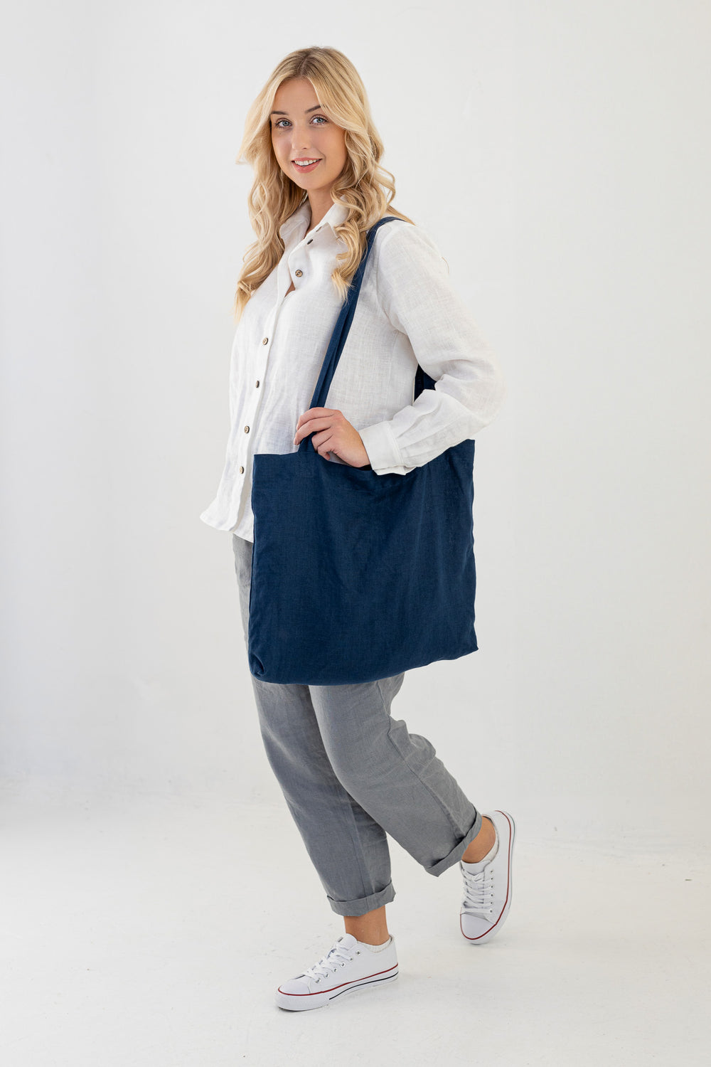 Model Demonstrates Daily Linen Tote Bag In Midnight Blue Color 1