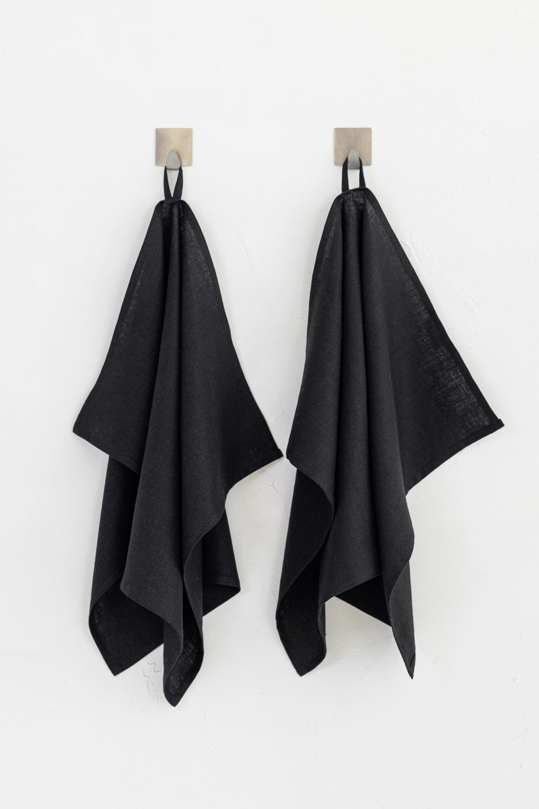 Set Of 2 Hanging Linen Tea Towels In Black Color - Daily Linen