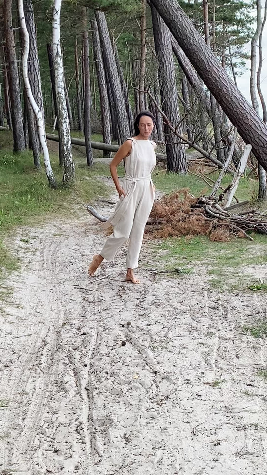 Women demonstrates linen jumpsuit dicey in forest