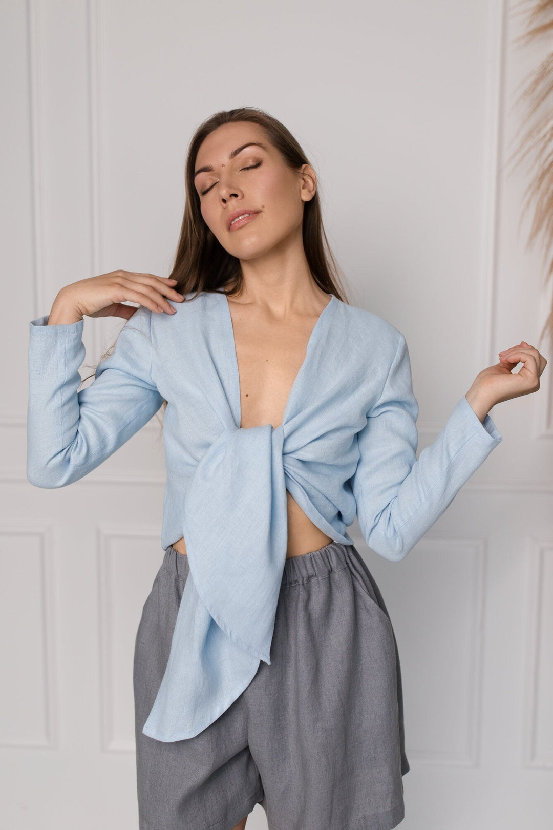 Model Demonstrate Linen Loose Shorts Ashley In Grey Color 3