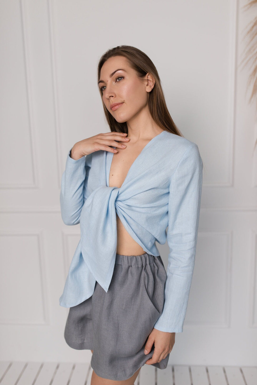 Model Demonstrate Linen Loose Shorts Ashley In Grey Color 4