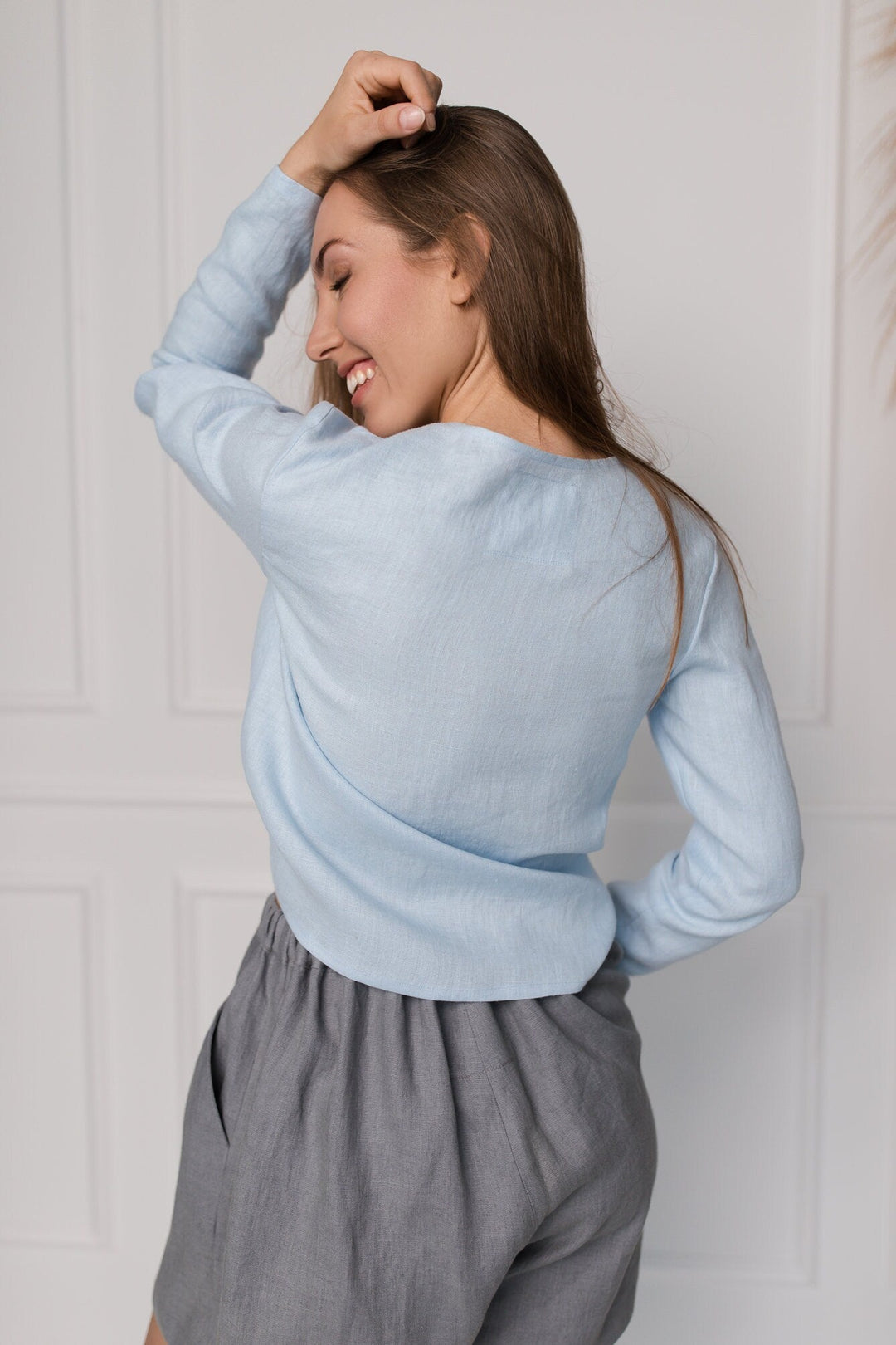 Model Demonstrate Linen Loose Shorts Ashley In Grey Color 5