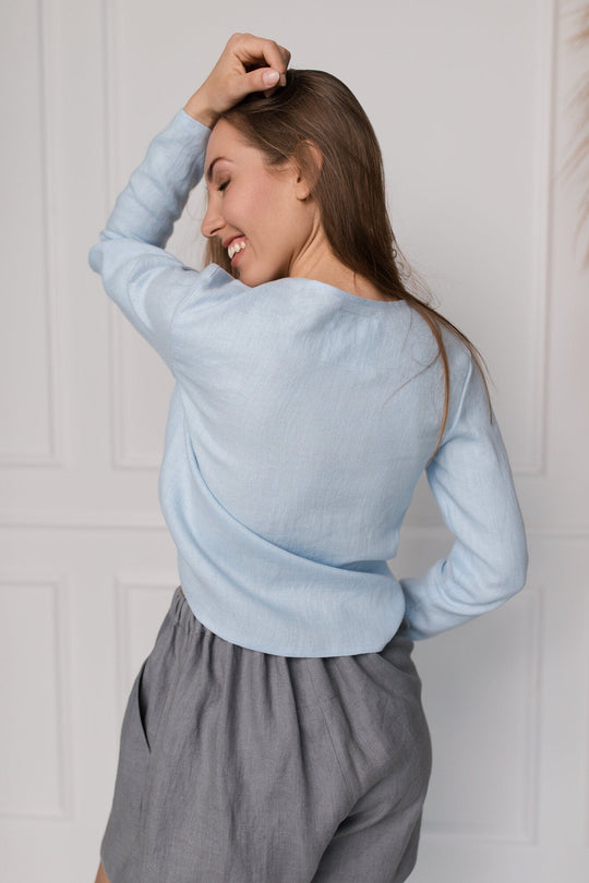 Model Demonstrate Linen Loose Shorts Ashley In Grey Color 5