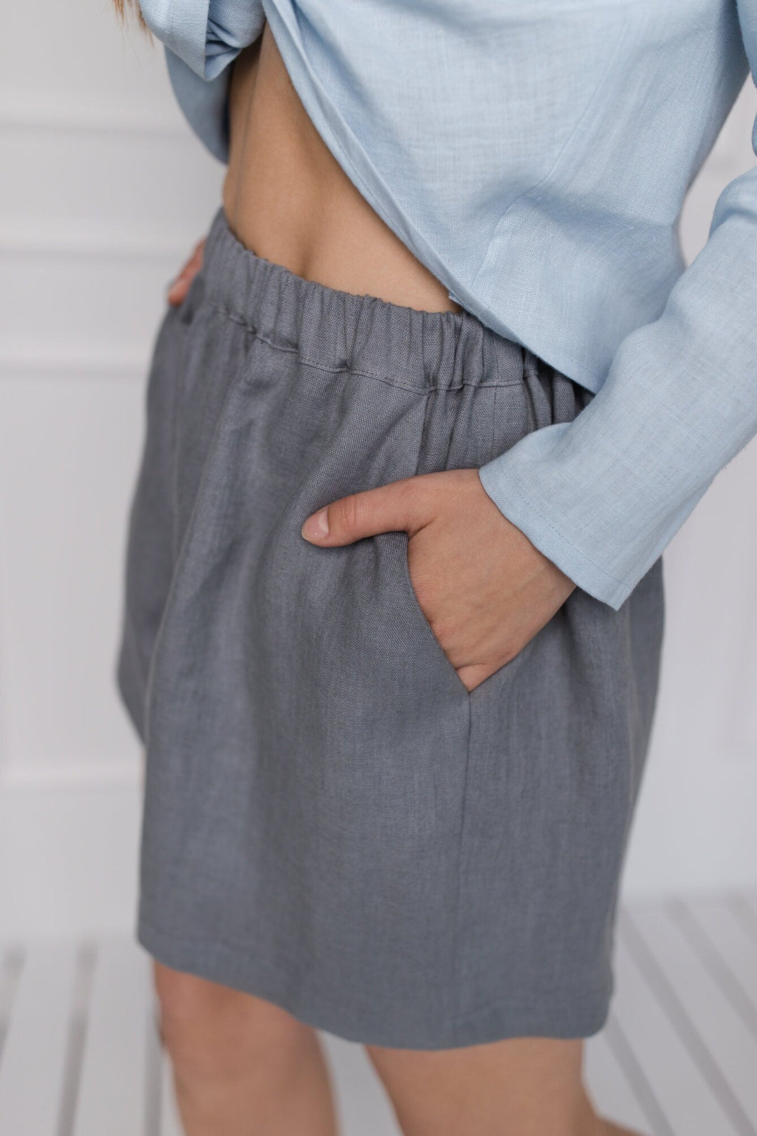 Model Demonstrate Linen Loose Shorts Ashley In Grey Color 6
